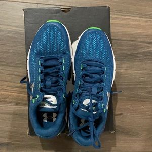 Under Armour kids sneakers - NEW size 5Y